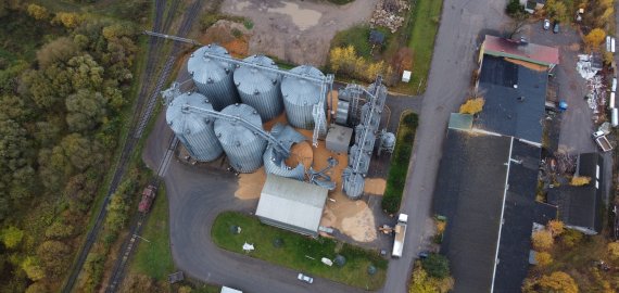 Rokiškyje nugriuvo „Gerkonių elevatoriaus“ grūdų talpykla(video+foto)