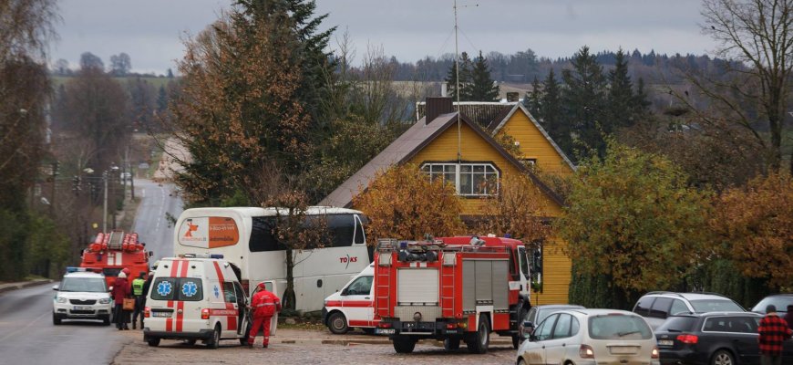 Kamajuose nuo kelio nulėkė tarpmiestinis autobusas