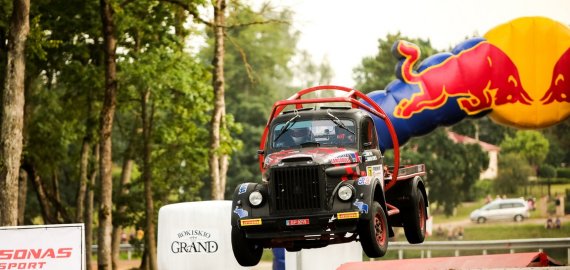 „Samsonas Rally Rokiškis“ miesto greičio ruože – šuoliai per trampliną