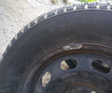 R15 ratai su dygliuotomis padangomis 2 vnt.