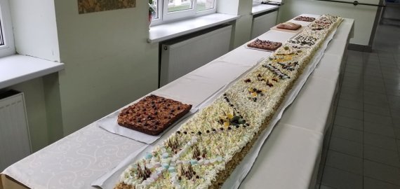 Skemų socialinės globos namuose pagamintas net 6,3 metro ilgio pyragas (foto)