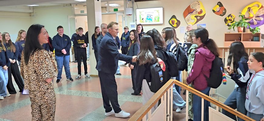 Rokiškio Juozo Tūbelio progimnazija žengia į tarptautinę erdvę: mokyklai suteikta „Erasmus+“ akreditacija 2025–2027 metams (foto+video)