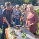 Keliautojas jau namuose: D. Mikalkėnui užkabintas ąžuolo vainikas ir iškeptas kelio formos tortas (foto+video)