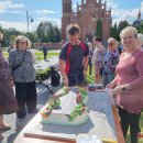 Keliautojas jau namuose: D. Mikalkėnui užkabintas ąžuolo vainikas ir iškeptas kelio formos tortas (foto+video)