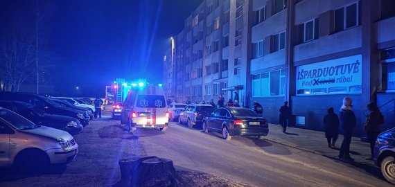 Prie Taikos g. 19 namo - spec. tarnybos (foto)