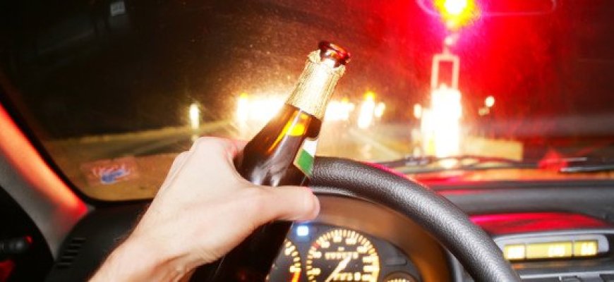 Sulaikytas neblaivus krovininio automobilio vairuotojas nuvirtęs nuo kelio