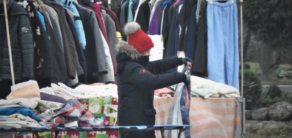 Švelninamas karantinas: leista atnaujinti prekybą turguje, atvers sienas