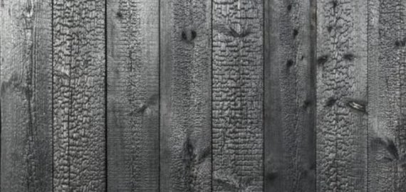 Japoniškuoju medienos apdirbimo būdu apdorota mediena – ilgaamžis bei priežiūrai nereiklus sprendimas lauko terasoms