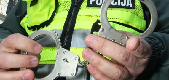 Neblaivi moteris pasipriešino policijos pareigūnui