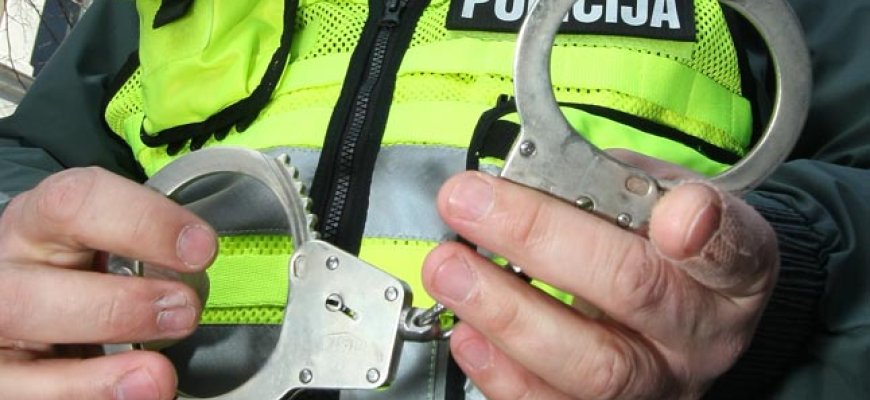 Neblaivi moteris pasipriešino policijos pareigūnui
