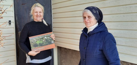 Aleksandravėlės kaimo bendruomenės nariai įteikė gyventojams Aleksandravėlės kalendorius (foto)