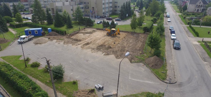 Prie Rokiškio ligoninės didinama automobilių stovėjimo aikštelė (video)