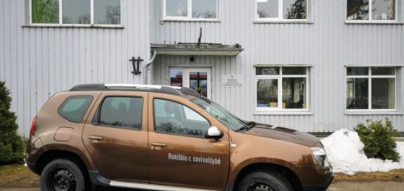 Naujas automobilis Rokiškio socialinės paramos centro kieme