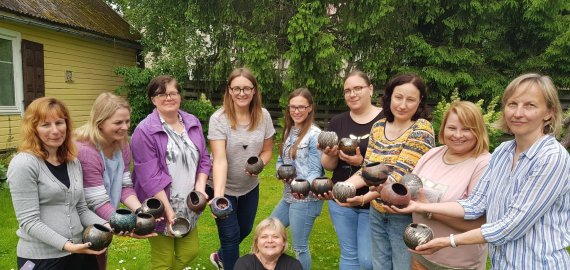 Lopšelio-darželio „Varpelis“ keramikos mylėtojai vyko į pažintinę kelionę (foto)