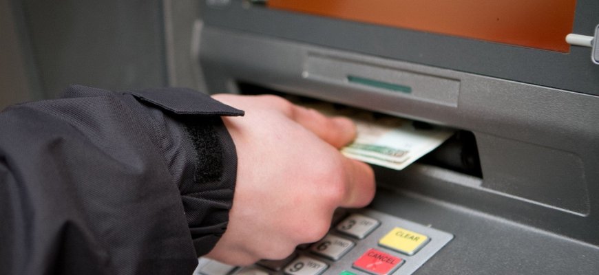 Moteris pastebėjo, kad iš jos banko sąskaitos išgryninti piningai