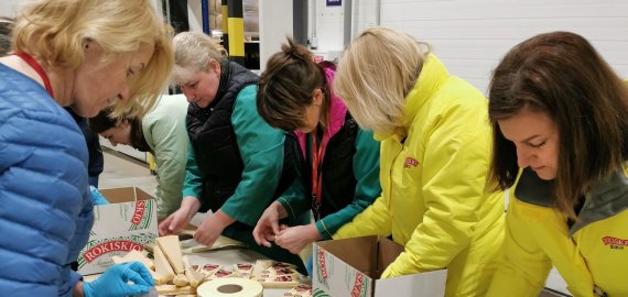 „Rokiškio sūryje“ įmonės darbuotojai savanoriavo ruošdami paramą Ukrainai