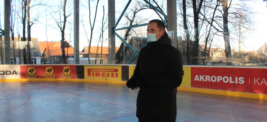 Iš probleminio ančiuko į gulbes – ledo aikštelė virto arena. Tik čiuožti joje dar negalima… (video)