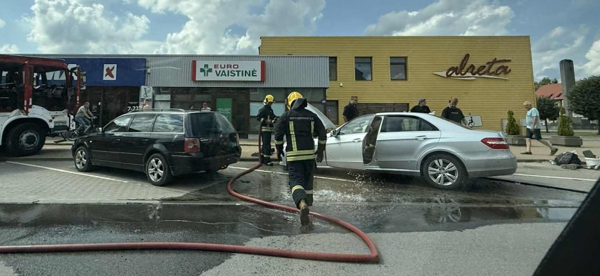 Prie Rokiškio Maximos degė Mersedesas (foto)