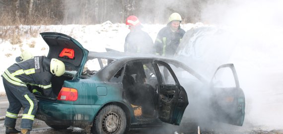 Prie Kavoliškio sudegė automobilis. Žmonės spėjo išsigelbėti (video+foto)