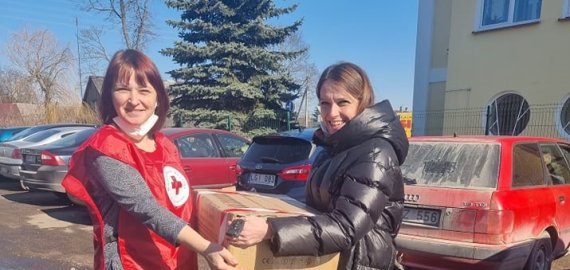Lietuvos Raudonojo Kryžiaus draugijos Rokiškio skyriaus atstovai dėkoja už paramą