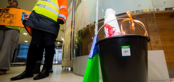 „Sodros“ įmokų „grindų“ siūloma netaikyti daliai valytojų ir kiemsargių