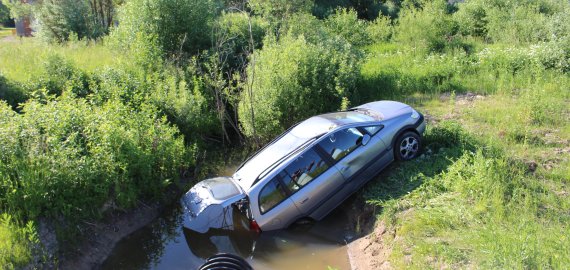 Kaip ištraukti automobilį iš griovio?