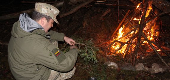 Lietuvos kariuomenės dieną pasitinkant: išgyvenimo pamokos, lauže keptos duonos ir pušų spyglių arbatos skonis
