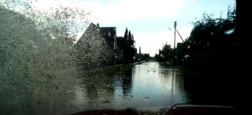 Praūžusi audra su stipriu lietumi užtvindė Rokiškio gatves (video)