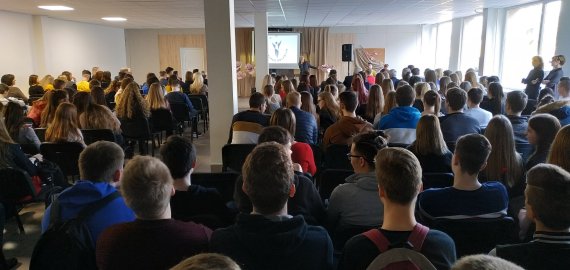 „Karjeros mugė 2019“ Rokiškio Juozo Tumo – Vaižganto gimnazijoje: galimybė į studijas pažvelgti pro padidinamąjį stiklą (nuotraukų galerija)