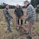 Ąžuolų giria jau pasodinta – Nacionalinis miškasodis Rokiškyje šį kartą buvo išskirtinis (foto)