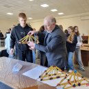 J. Tūbelio progimnazijoje vėl pakibo makaronų tiltai: šiais metais pasiekta 5 kg apkrova (foto)