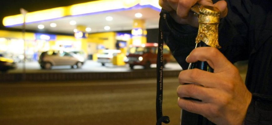 Siūloma numatyti griežtesnes baudas už alkoholinių gėrimų vartojimą viešose vietose