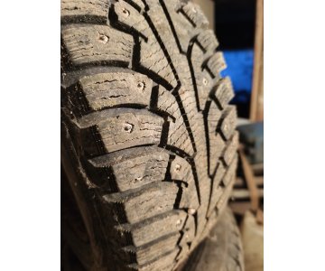 „Mercedes“ C klasės ratlankiai su dygliuotomis padangomis 