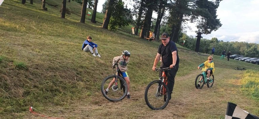 Liepos 6-ąją „Viesulo“ dviratininkai išbandė naują pramogą – balansavimą dviračiu