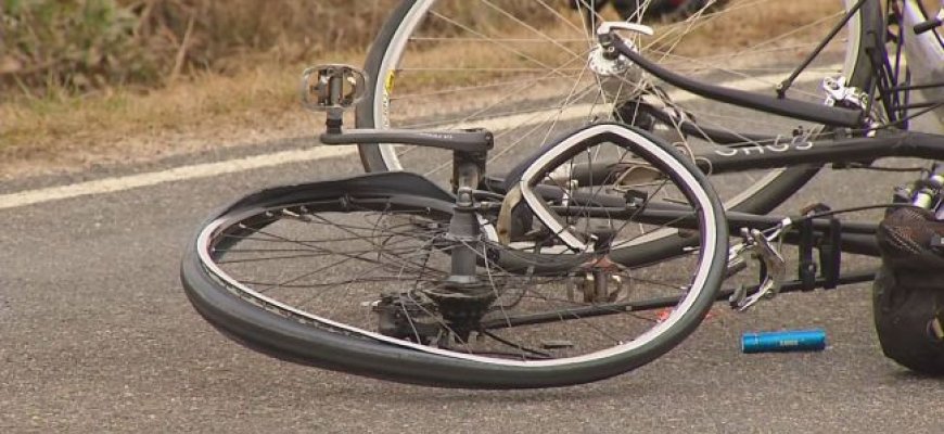 Ketvirtadienio auto įvykiai: sužalotas dviratininkas ir miręs vairuotojas