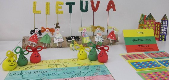 Vaikų ir jaunimo skyriuje vyksta Rokiškio lopšelio-darželio „Pumpurėlis“ paroda „Trys gražiausios spalvos“