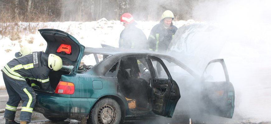 Prie Kavoliškio sudegė automobilis. Žmonės spėjo išsigelbėti (video+foto)
