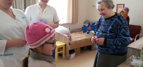 Dovanodami džiaugsmą kitiems, vaikai tampa geresni