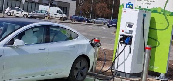 Elektromobilių įsigijimo kompensavimui prašoma 300 tūkst. eurų