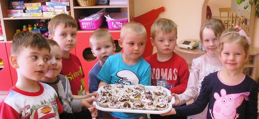 Kavoliškio mokyklos - darželio vaikai ypatingai pasveikino savo mamas