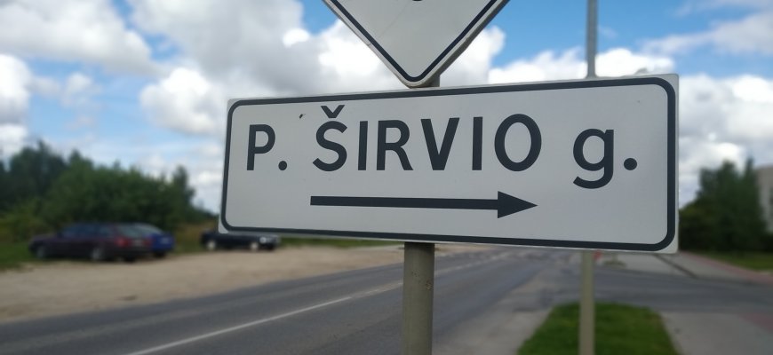 Nepažįstamieji išdaužė langus