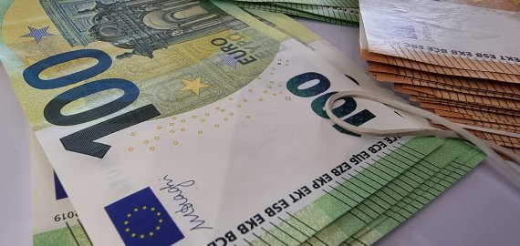 Atsiskaitė padirbtais pinigais