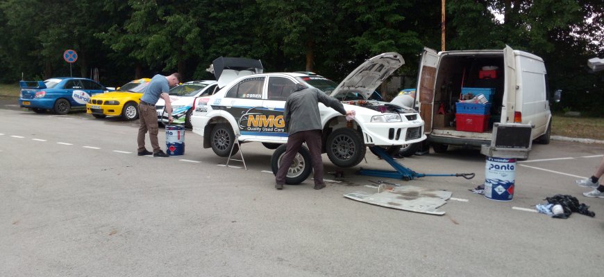 Jie jau čia! Į Rokiškį atgabenti pirmieji ralio automobiliai, o Airijos komanda intensyviai ruošiasi bandomiesiems važiavimams (foto+video)