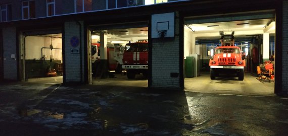 Padėjo atidaryti duris, šalino nuvirtusius medžius