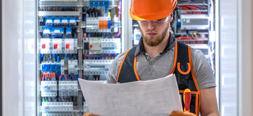 Kada rinktis pastatomą, o kada pakabinamą komutacinę spintą?