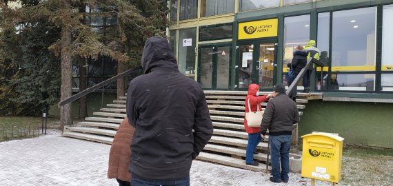 Lietuvos paštas: šalies viduje siunčiamų laiškų ir siuntų vėlavimo problema išspręsta, prioritetas – užsienio siuntoms