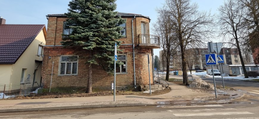 Kokių vilčių suteikia dingę krūmai nuo senosios miesto prokuratūros? 