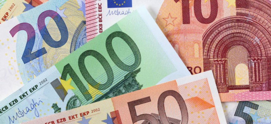 Naujieji 100 ir 200 eurų banknotai – kitų metų gegužę