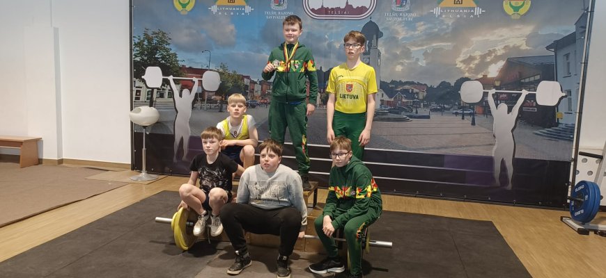 Jaunieji sunkiosios atletikos sportininkai iš Rokiškio sužibėjo Žemaitijoje  