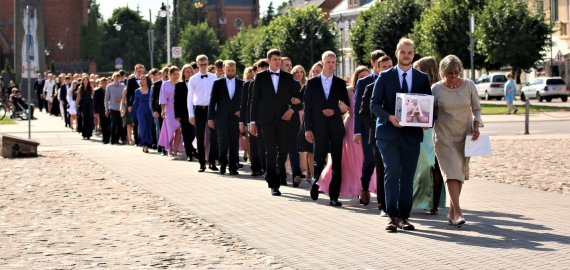 Šiemet abiturientų nuotaikos džiugios (video +foto)